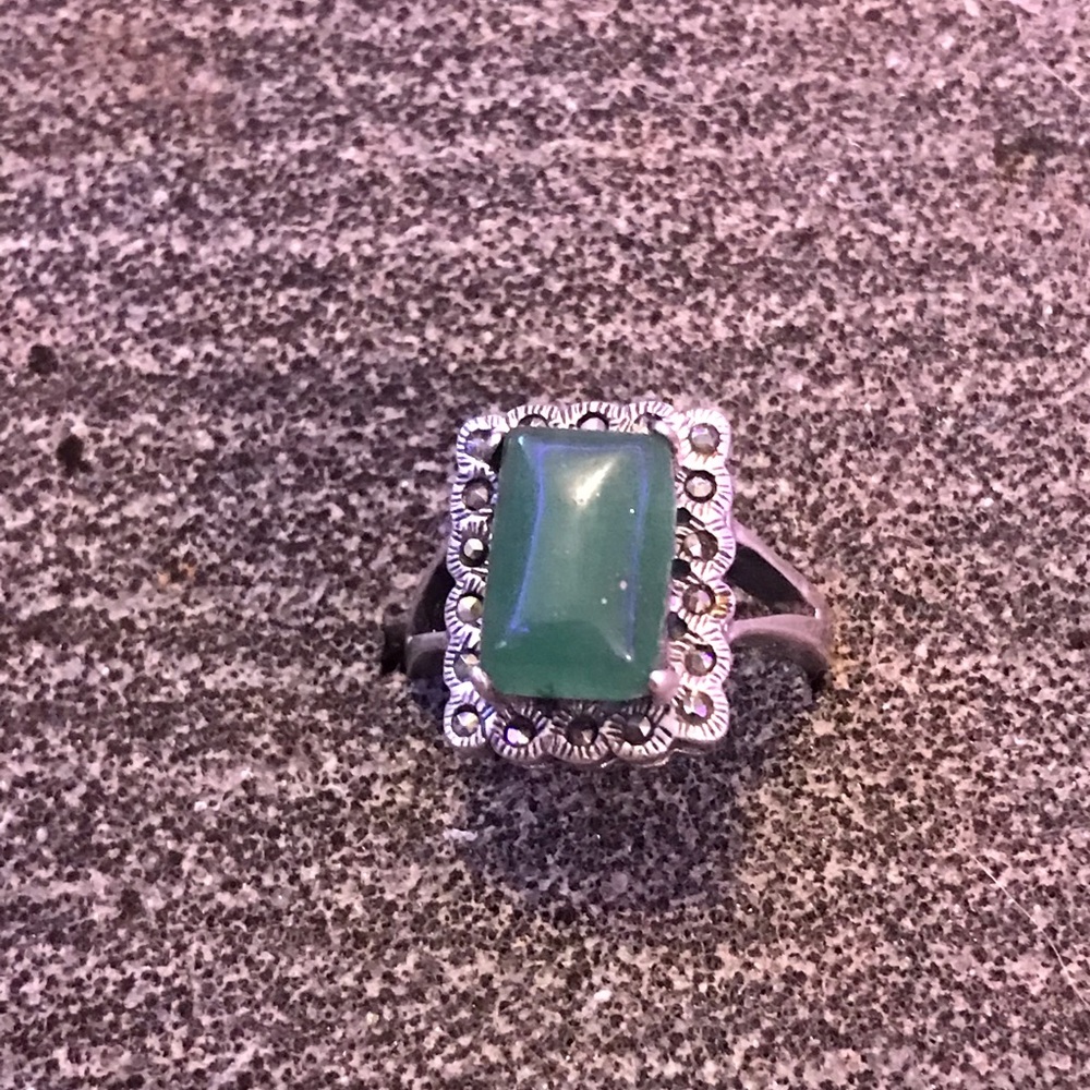 Beautiful Jade & Diamond Ring - Picture 3 of 6